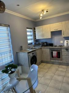 Relaxing Getaway in Waterfall - close to Mall of Africa