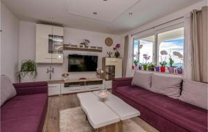 Awesome Apartment In Makarska With 3 Bedrooms, Jacuzzi And Wifi