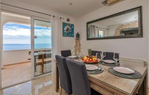 Cozy Apartment In Makarska With Jacuzzi