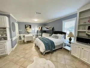 Beautiful traditional home*Modern updates*Guest suite B - Brookshire