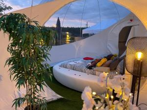 Bulle du puits avec jacuzzi et sauna privatif