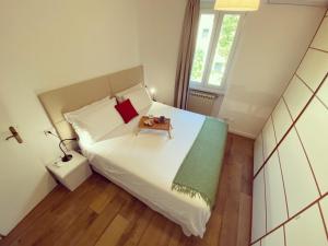 Casa Carolina: King Size Bed across from Golden Beach
