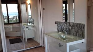 Maisons de vacances Villa l'Alpana en bois vue mer a 180 degres : photos des chambres