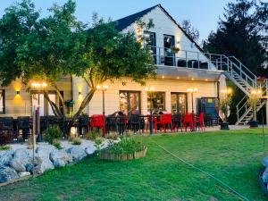 Le pré en bulles gîte avec piscine chauffée en été brasserie et restaurant ,parking Mobilhome à Labuissière