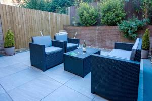 The Chaucer - Modern 3 Bed Home with parking close to city centre