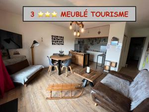 Appartements SUPERBE T2 classe 3 etoiles 45m2-WIFI gratuit-STYLE CHALET VUE PANO : photos des chambres