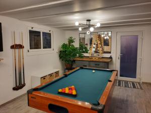 Appartements Charmant logement avec terrasse et billard : photos des chambres