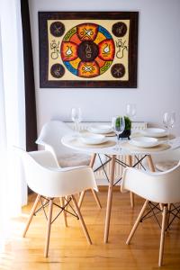 Business and Travel Lounge with Private Parking