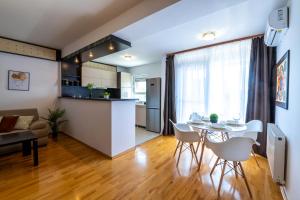 Business and Travel Lounge with Private Parking