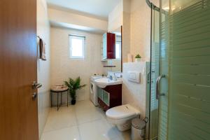 Business and Travel Lounge with Private Parking