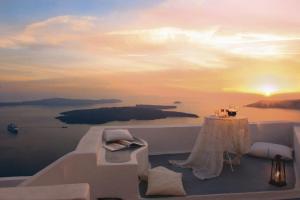 Honeymoon Suite with Outdoor Dip Pool and Caldera View