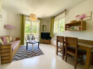 Appartements Les Terrasses du Lac piscine et vue Lac A4 : photos des chambres