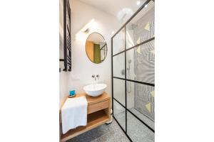 Nowa Praga Geometric Yellow Apartment