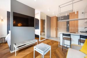 Nowa Praga Geometric Yellow Apartment by BookingHost