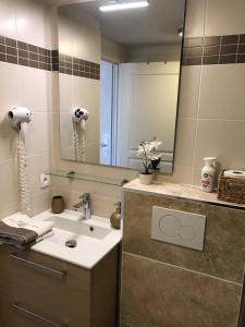 Côte dAzur joli studio 50m plage, climatisation , parking.