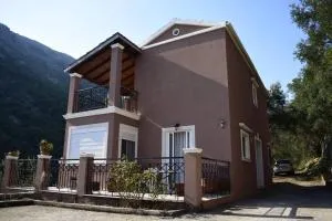 Εξοχική κατοικία με θέα στο Νησάκι Κέρκυρας - Siniés