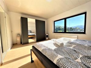 Traumaussicht Kamin Balkon Burgblick 65 Zoll TV Netflix Waipu Lindenplatz