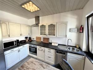 Traumaussicht Kamin Balkon Burgblick 65 Zoll TV Netflix Waipu Lindenplatz