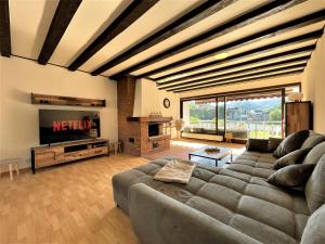 Traumaussicht Kamin Balkon Burgblick 65 Zoll TV Netflix Waipu Lindenplatz