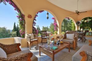 Villas Historic Belle Epoque Villa with spectacular views : photos des chambres