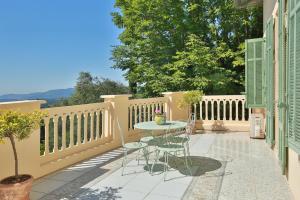 Villas Historic Belle Epoque Villa with spectacular views : photos des chambres