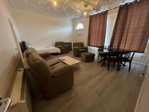 Spacious Entire Flat, 1