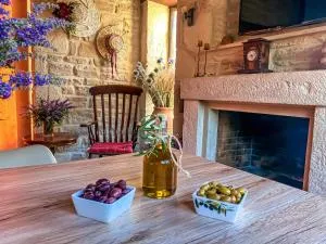 OLIVE LAND - ΓΗ ΤΗΣ ΕΛΙΑΣ / STONE VILLA. - Vorós