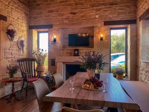 OLIVE LAND - ΓΗ ΤΗΣ ΕΛΙΑΣ STONE VILLA.