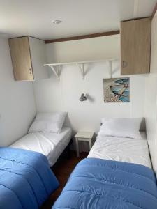 Campings Mobil-home 4/6 Personnes , terrasse couverte ,piscine chauffee . : photos des chambres