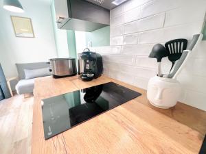 LE QUAI 2 - Studio neuf CALME TERRASSE - CLIM - WiFi - Gare à 200m