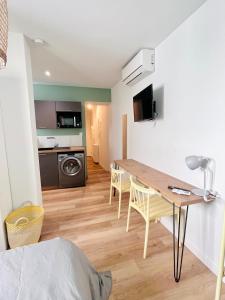 Appartements LE QUAI 2 - Studio neuf CALME TERRASSE - CLIM - WiFi - Gare a 200m : photos des chambres