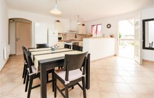 Maisons de vacances Amazing home in Bordezac with 3 Bedrooms, WiFi and Outdoor swimming pool : photos des chambres