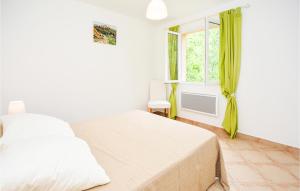 Maisons de vacances Nice Home In Bordezac With Outdoor Swimming Pool : photos des chambres