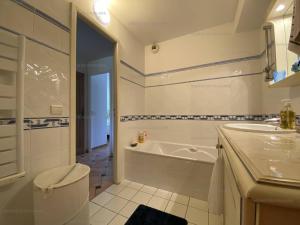 Location 3 chambres avec piscine, tennis et garage - Clim, Terrasse et Proche Plage - FR-1-100-279