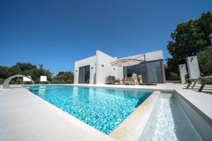 Luxury Villa Vivian Heated Private Swimming Pool & Jacuzzi near the beach of Georgioupoli