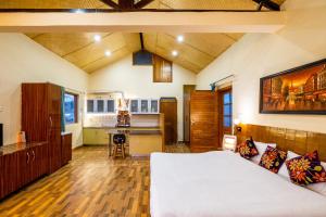Pristine, Studio overlooking the mountains w wifi by RoamHome