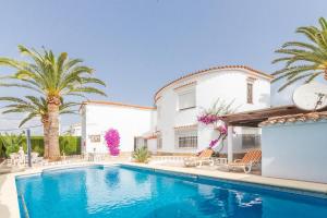 Spacious family home with Airco, private 5x10m pool, sandy beach 300m, free WiFi