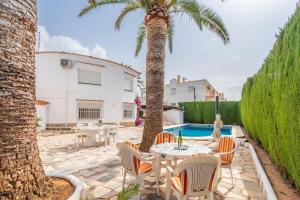 Spacious family home with Airco, private 5x10m pool, sandy beach 300m, free WiFi