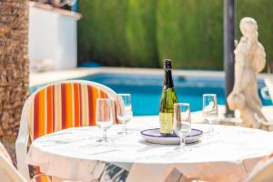 Spacious family home with Airco, private 5x10m pool, sandy beach 300m, free WiFi