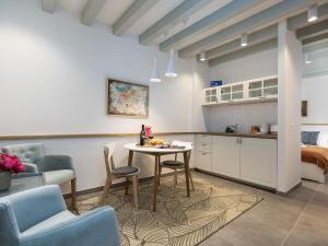 Cozy Montalbano Studios by Irundo