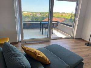 Daniela Family Apartment - top floor - new & quite location - great sea & island view