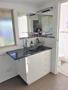 Chill at our Igloo cottage - 100m stroll to beach