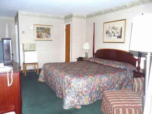 King Room - Non-Smoking room in Knights Inn Lenox