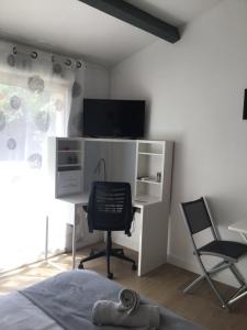 Sejours chez l'habitant Studio Oustaou acces piscine : photos des chambres