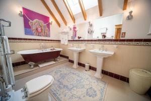 Knockderry Lodge -Private Luxury pet-friendly accommodation in Scotland with hot tub