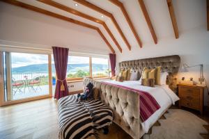 Knockderry Lodge -Private Luxury pet-friendly accommodation in Scotland with hot tub