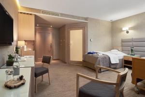 Twin Room - Disability Access room in Columna Medica