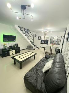 Balcony & 2BR TownHouse - near Clark Airport & Aqua Planet - TRP2