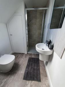 Cheerful 4 - Tranquil Oasis Modern and Spacious Retreat 4-Bedroom with Private Parking and Serene Gardens