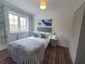 Cheerful 4 - Tranquil Oasis Modern and Spacious Retreat 4-Bedroom with Private Parking and Serene Gardens